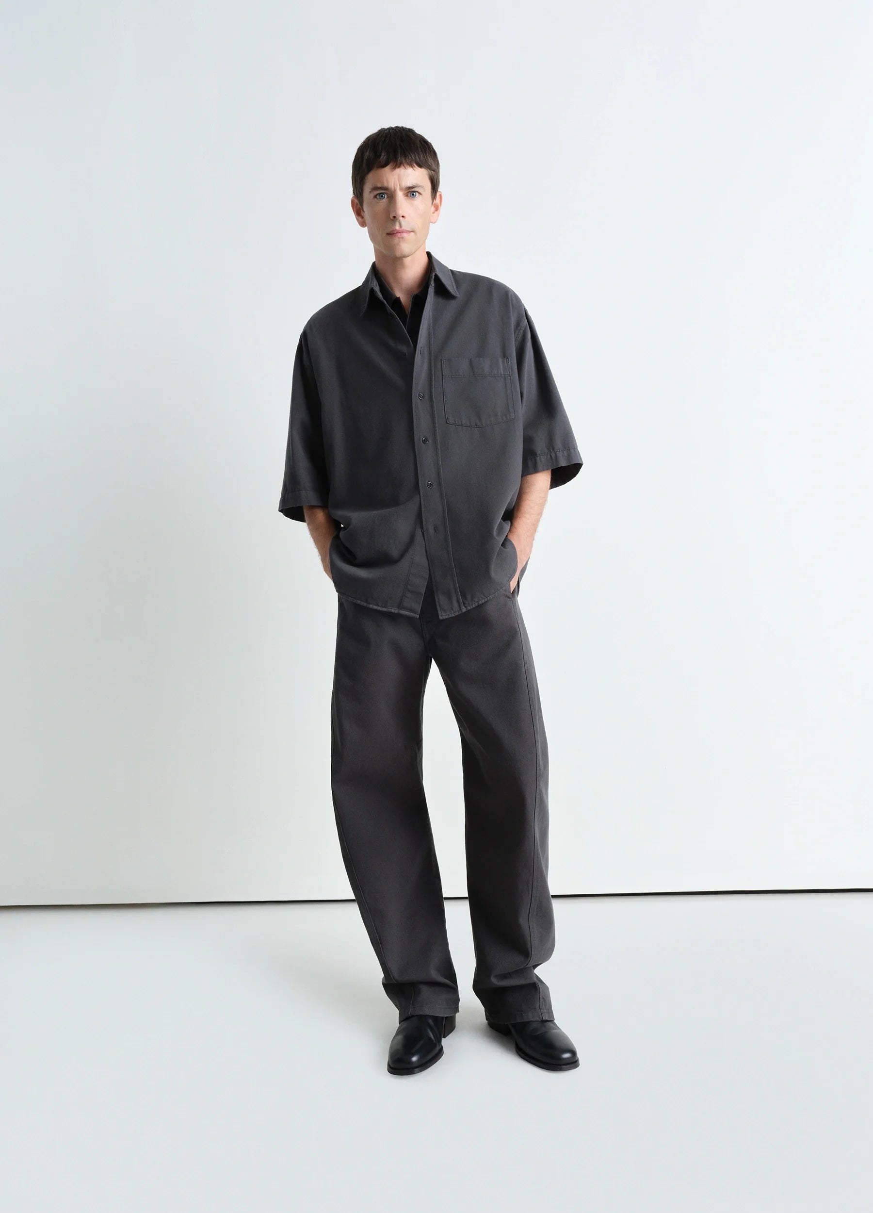 Relaxed-Fit Men's JeansSHORT SLEEVE DENIM SHIRT